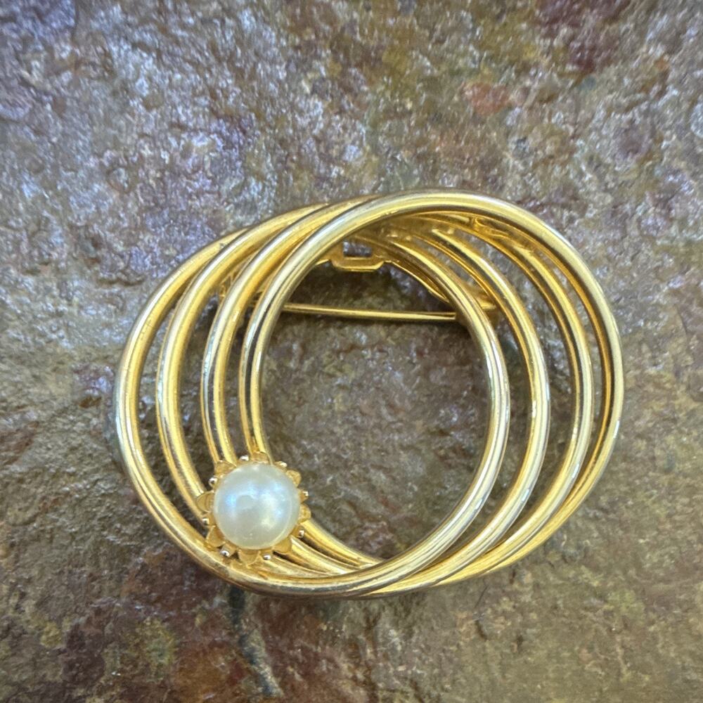 Vintage Gold-Tone Metal Brooch Circle Pin w/ Round White Imitation Pearl
